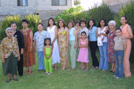 Mónica Miramontes Mendoza con los asistentes a la despedida de soltera que le preparó Rosa María Mendoza, por su próxima boda con Humberto Edu Ontiveros Martínez