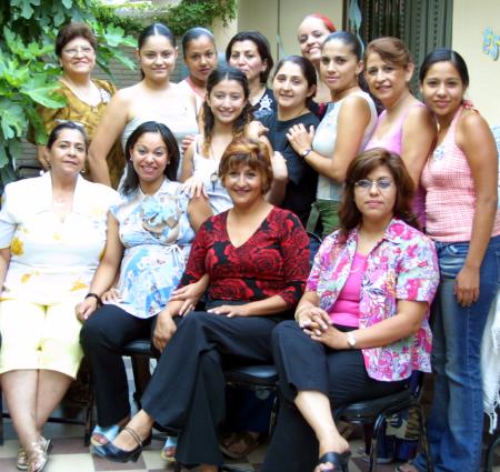 31 de julio

Elsa Contreras, Carmen Contreras y Nallely Esparza festejaron a Alejandra Mena de Durán, con motivo del cercano nacimiento de su bebé.