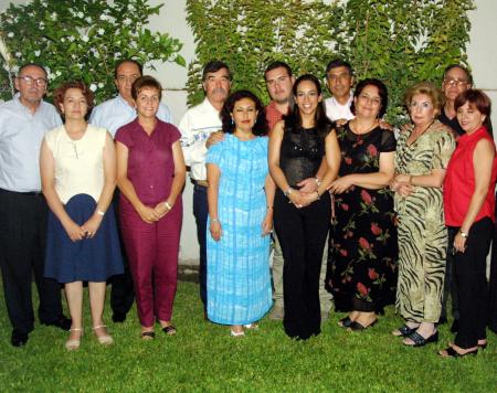 Alejandra López García y Francisco Xavier Flores Cisneros con integrantes del grupo de Familia Educadora de la Fe, quienes les ofrecieron una despedida.