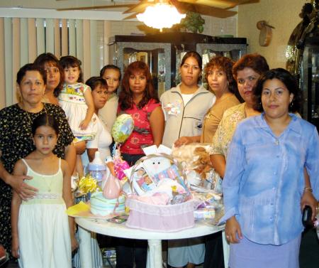 Con una fiesta de canastilla festejaron a Yazmín A. Balderas de Ballesteros, preparada por Josefina Jiménez de Balderas, la acompaña un grupo de damas asistentes