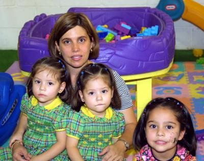 Marijose, María Isabel y María Alicia Ojeda González con su mamá, en pasado convivio infantl efectuado en la ciudad.