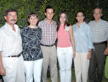 Javier Robles Heimpel y Mariana Delgado Medina con sus respectivos padres en el convivio que les ofrecieron previo a su boda efectuada el 13 de julio.