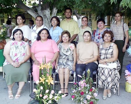 La profesora Bertha Alicia Puente Rodríguez fue homenajeada  por 20 años de servicio docente, la acompaña un grupo de amigas maestras.
