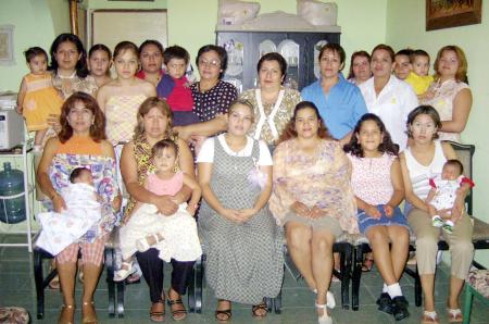 Numeras damas atendieron la invitación de ALicia Herrera  de acompañar a Georgina García de Barbosa en su fiesta  de canastilla quien espera a su segundo bebé.