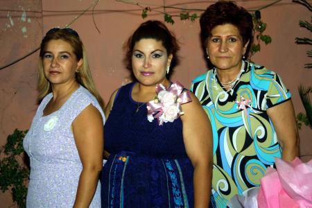 Por el cercano nacimiento de su bebé festejaron a Griselda Villarreal Ramírez con un convivio preparado por Carlota R. de Villarreal y María de Lourdes Ramírez