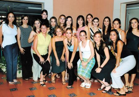 Rocío Camacho Macías reunida con un grupo de amigas el día de su despedida de soltera.