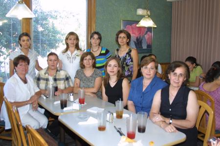 Un grupo de damas acompaña a Angélica Romo Sifuentes en la fiesta de canastilla que le ofrecieron.