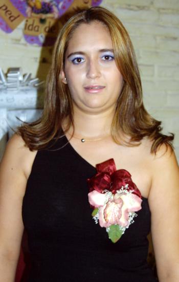 Claudia Elizabeth Pacheco fue despedida de su vidade soltera co un convivio