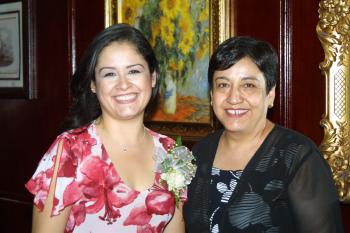 Laura Angélica Olague Rodríguez fue homenajeada con una fiesta de despedida, la acompaña su mamá Laura de Olague.