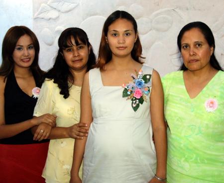 Janette Samir Gómez de Ramírez con unas damas asistentes a la fiesta de regalos para bebé que le ofreció Leticia Martín del Campo de Ramírez.
