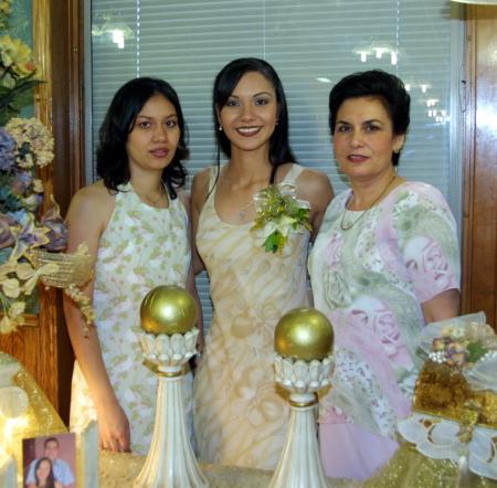 Karla Verónica Lozano Vázquez acompañada por Beatriz Lozano y María de Jesús Muñoz Vázquez.