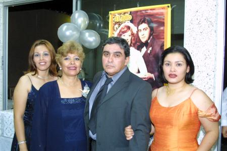 Los señores VIcente Cázares y  Coquis Muñoz de Cázares con sus hijas Gabriela y Marlene el día en que celebraron su 25 aniversario de matrimonio.