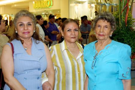 María Elvira Reyes, Rosita de Araluce y Elvira Iza Iza.