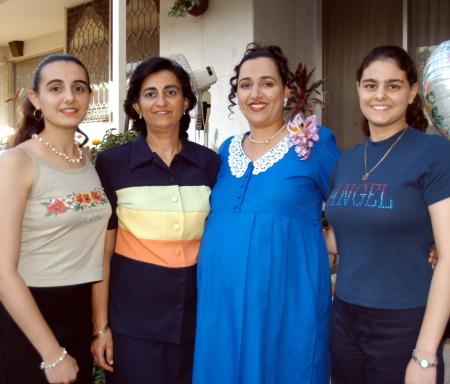 Maribel Zarzar Carur fue festejada con una reunión de regalos para bebé ofrecida por Ana María Charur de Zarzar y Marilú Zarzar Charur