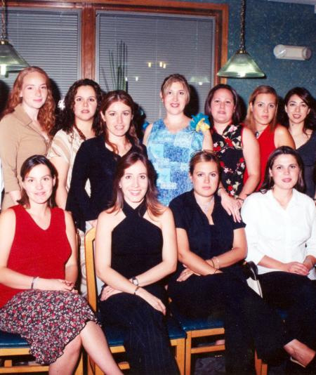Mary Carmen Silerio de Silveyra en compañía de un grupo de invitadas a su fiesta de canastilla.