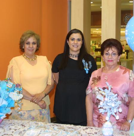 Mónica Barrera de Martínez con su mamá María Teresa de Barrera y su suegra Silvia de Martínez.