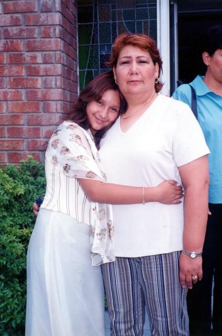 Nallely Abigail Pérez con su abuelita Georgina Soto Pérez en reciente acontecimiento social.