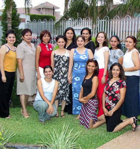 Nidia M. Torres con sus amigas, Estefanía, Rosy, Malú, Fabiola, Claudia, Olimpia, Edith, Violeta, Aholibama, Any, Miriam, Vanesa, Brenda y Wendy el día de su despedida de soltera.