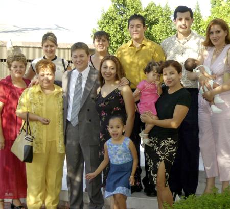 Patricia Ayala acompañada de su novio Javier Garza Rodríguez, su mamá Carmelita de Ayala, su hermana Elena y demás familiares en el convivio que le ofrecieron por su onomástico.