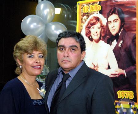 03 a 04 de agosto
 Vicente Cázares y Cuquis Muñoz de Cázares fuestejaron el 25 aniversario de su matrimonio con una fiesta.