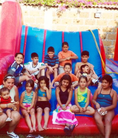 Ana Luisa Dávila con un grupo de invitadas a su fiesta de cumpleaños.