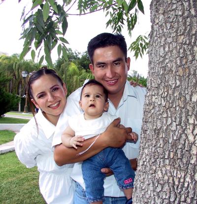 Asistieron a una fiesta infantil Miguel Frías y Melody Villarreal de Frías con su hijita Melody.