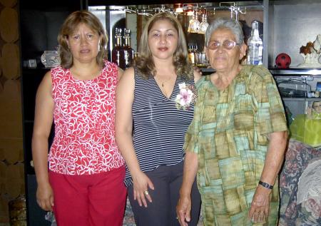 05 de agosto
 Por su cercano enlace, le ofrecieron una fiesta de despedida a María Elena Delgado González las señoras Gloria Valadez y María Elena González Lozano.