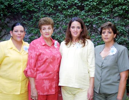 Daniela Izaguirre de Ramos acompañada de las señoras Angélica Torre González, Angélica Izaguirre Torre y Gabriela Izaguirre de Díaz, anfitrionas de su fiesta de canastilla.