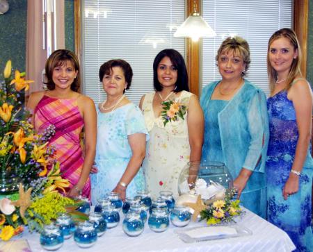 María Teresa Vázquez Martínez acompañada de María Teresa Martínez de Vázquez, María Teresa del Rocío Vázquez Martínez, ROsa Elodia Velázquez y Marcela Rosales de Ayala