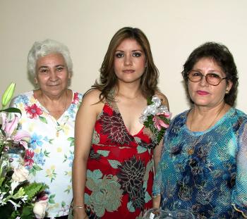 Mónica Miramontes Mendoza acompañada de Clara Martínez y Rosa María Mendoza , anfitrionas de sy fiesta pre nupcial.