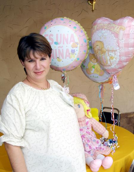 Hermosa lució en su fiesta de canastilla Mónica Jaik de Cantú.