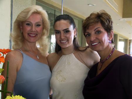 Josie Valdéz  aparece junto a Josie L. de Barraza  y Rachel Lapidot en su despedida de soltera.