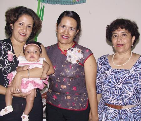 Leonor Ariadna Salazar Cortinas en su primera despedida de soltera, la acompañan las anfitrionas, su mamá Rosa Olga C. de salazar y Karla Patricia Salazar de Flores.