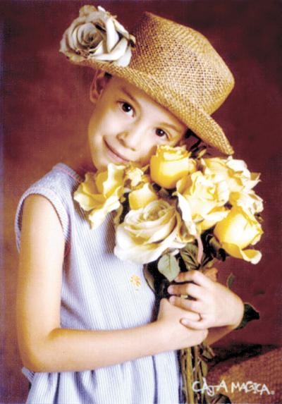 Niña Aileen Aguilera Valdés con una fotografía de estudio con motivo de su cumpleaños.