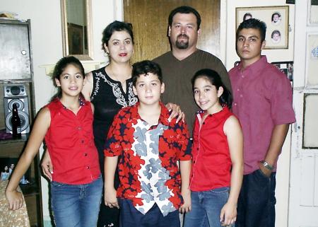 Arnulfo Padilla y Concepción Guillén de Padilla con sus hijos, Arnulfo, Andrés, Jéssica y Natalie Padilla de Guillén.