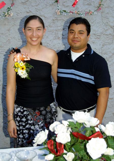 Carina Marisela Muñoz Díaz y Héctor Uribe Urbina fueron despedidos de su vida de solteros.