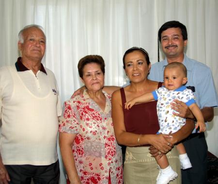 Francisco Arroyo Chávez, Martha de Arroyo, Brenda Luna de Arroyo, Francisco Fernando Arroyo Hernández  y Diego Armendáriz en pasado convivio familiar.