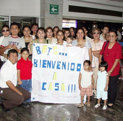 La familia García fue captada en la sala del aeropuerto local, previo a recibir al joven Roberto Santos García quien regresó de una misión de dos años.j