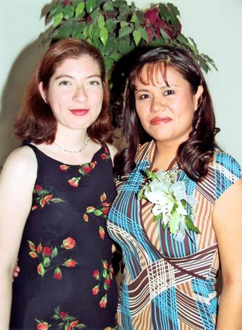 Mayela Delgado con su amiga María Lidia Cervantes Peña organizadora de una de sus despedidas de soltera.