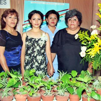 Nidia M. Torres Estrada  en su despedida de soltera, acompañada de Margarita Estrada de Torres, Sarahí Martínez Torres y Mauricia Torres de Martínez.