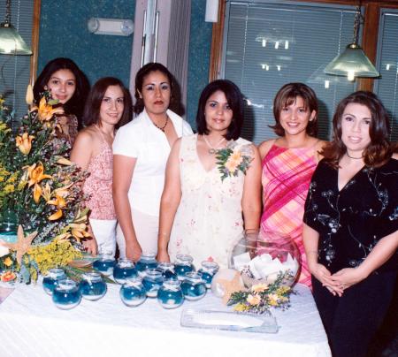 Acompañaron a María Teresa del Rocío Vázquez Martínez en su despedida de soltera, sus amigas, Mariana Corral, Ángeles Escamilla, Brenda Jara, Marcela Vázquez, Mirna Ruiz y Lorena Espino.
