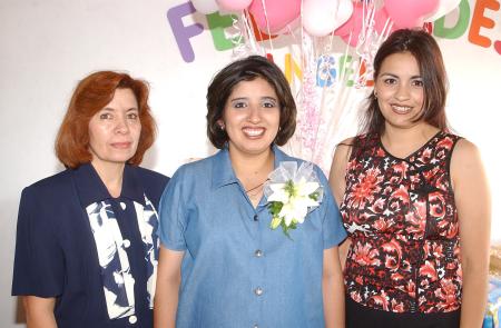 Angélica Isabel Cuellar de Hernández junto a las anfitrionas de su fiesta de canastilla, María del Carmen Real de Cuéllar y Norma Cuellar Serna.