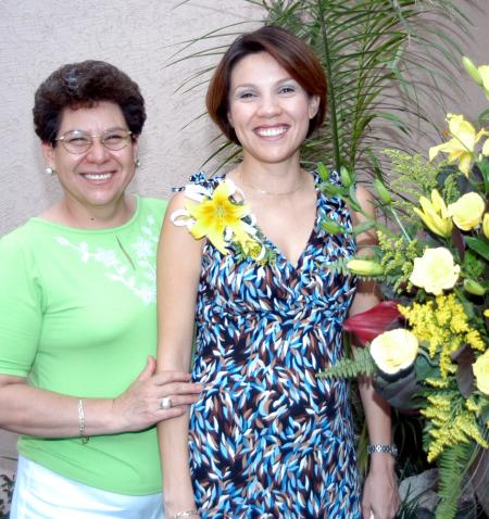 Claudia de Martins junto a una de las anfitrionas de su fiesta de canastilla.