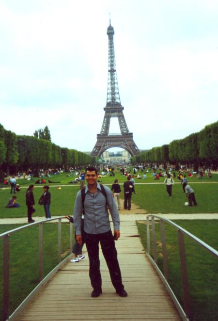 De una feliz estancia dusfrutó Jorge Villa Esquivel, durante sus vacaciones en París, Francia.