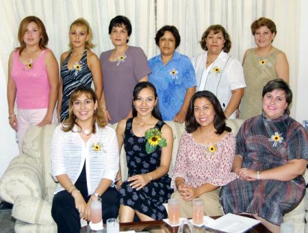 En la despedida de soltera de Karla Verónica Lozano Vázquez estuvieron presentes Ruth de Romero, Laura de Guerrero, Mary de Lozano, Adela de Basurto, Sandra de Magaña, Adriana de Fuentes, Julieta de Córdova y Angelita de Del Río.