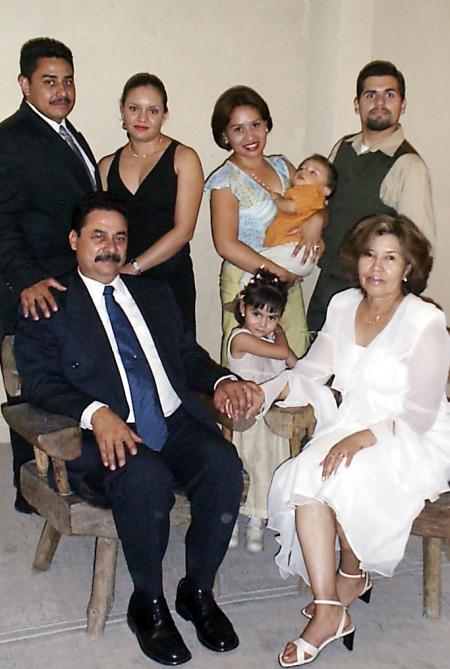 Enrique Hidrogo y María Teresa García de Hidrogo con sus hijos Lorenzo, Enrique y Blanca, sus hijos políticos Themla y Manuel Alberto y sus nietos Thelma Fernanda y Efrén Alberto.