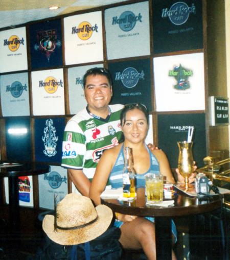 Ernesto Esquivel Sifuentes en la playa de Puerto Vallarta, Jal., donde conmemoraron su primer aniversario de matrimonio