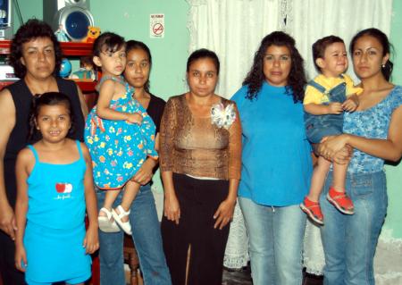 Graciela Saharí Gutiérrez Luna fue festejada con una fiesta pre nupcial preparada pro Raquel Gutiérrez Luna, Manuela Espinoza y Maricruz Almaguer.