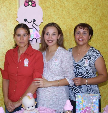 Jéssica Leonor Martínez de Del Prado junto a Elizabeth Leyva Gómez y una de las asistentes a la fiesta de canastilla.