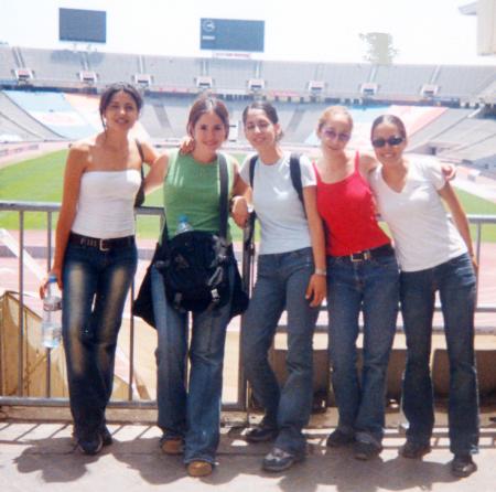 Jéssica Pacheco Cháirez acompañada de Ángelica Álvarez, Pilar González, Silvia González y Alejandra Pineda estudiantes del ITESM-C, en su reciente visita al Estadio Olímpico Mont-Juic, en Barcelona, España.